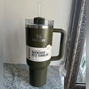 Stanley 40oz tumbler in Peat moss. Brand new.